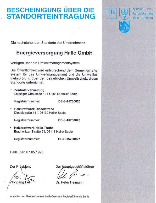 Übergabe der Urkunde für 25 Jahre erfolgreiche Registrierung nach der EMAS-Verordnung mit Blick über die Dächer von Halle (Saale)