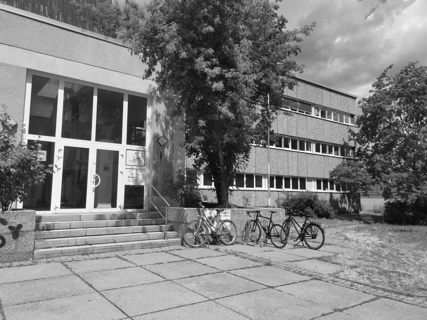 Übergabe der Urkunde für 25 Jahre erfolgreiche Registrierung nach der EMAS-Verordnung mit Blick über die Dächer von Halle (Saale)